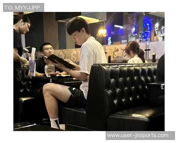 小杨与女友夜宵遭喷引发热议姚明若有自媒体是否也会遭遇同样境遇