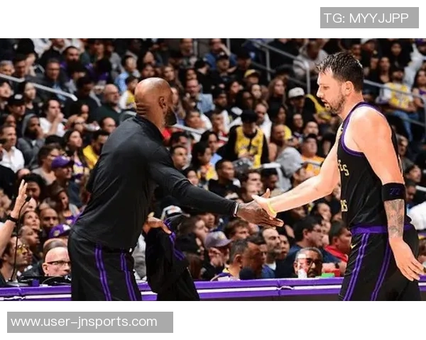 湖媒发布替补席照片詹姆斯与东契奇两端分坐全队沉默显距离感